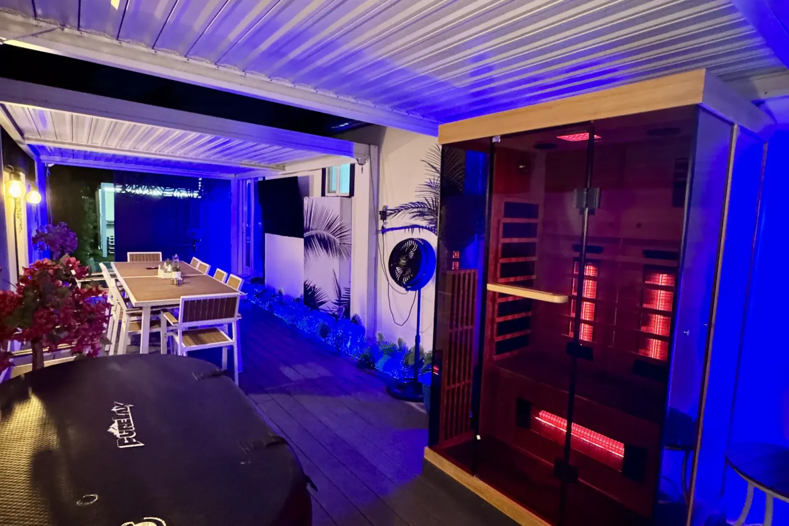 Crescendo wellness spa and sauna at night