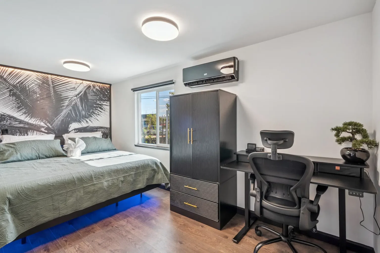 Crescendo main bedroom and workspace