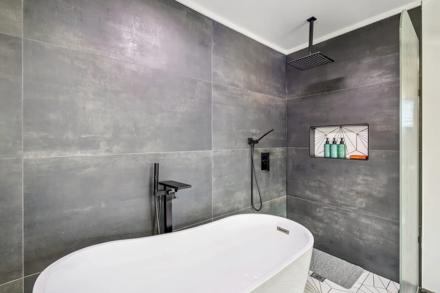 Crescendo soaking tub and shower